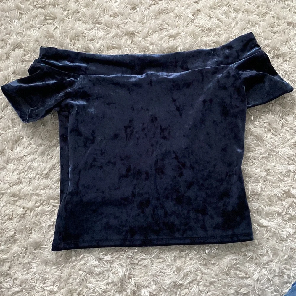 Navy velvet crop top off the shoulder - Picture 2 of 3